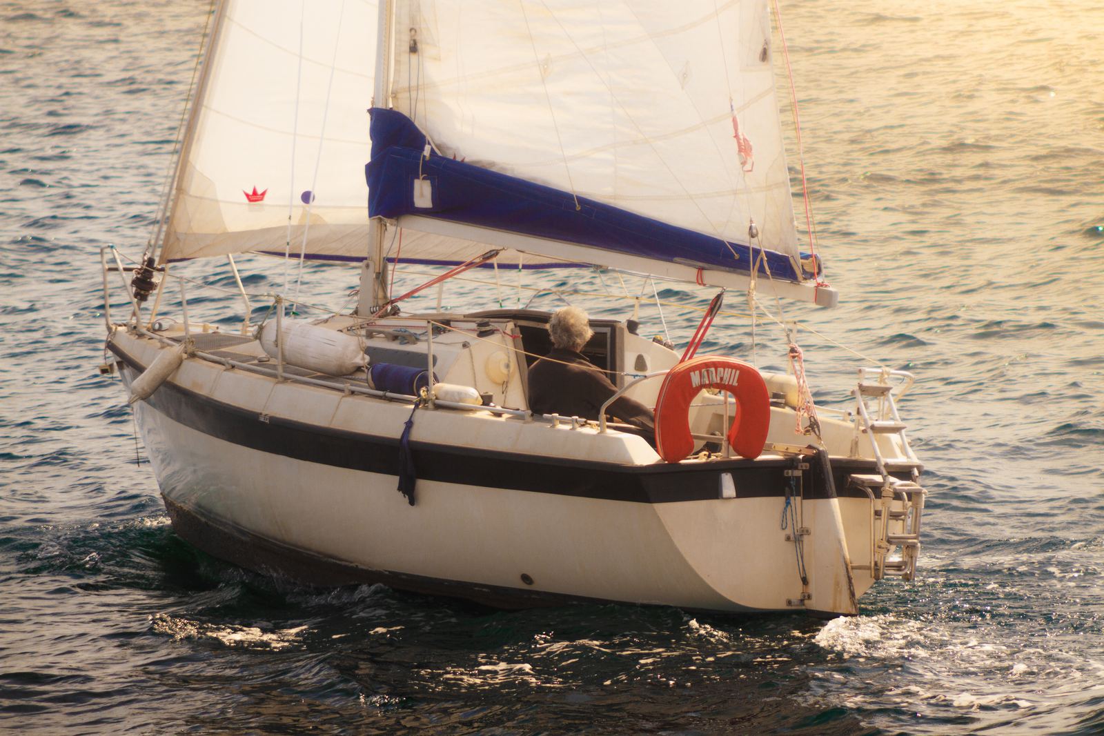Voilier navigant au large