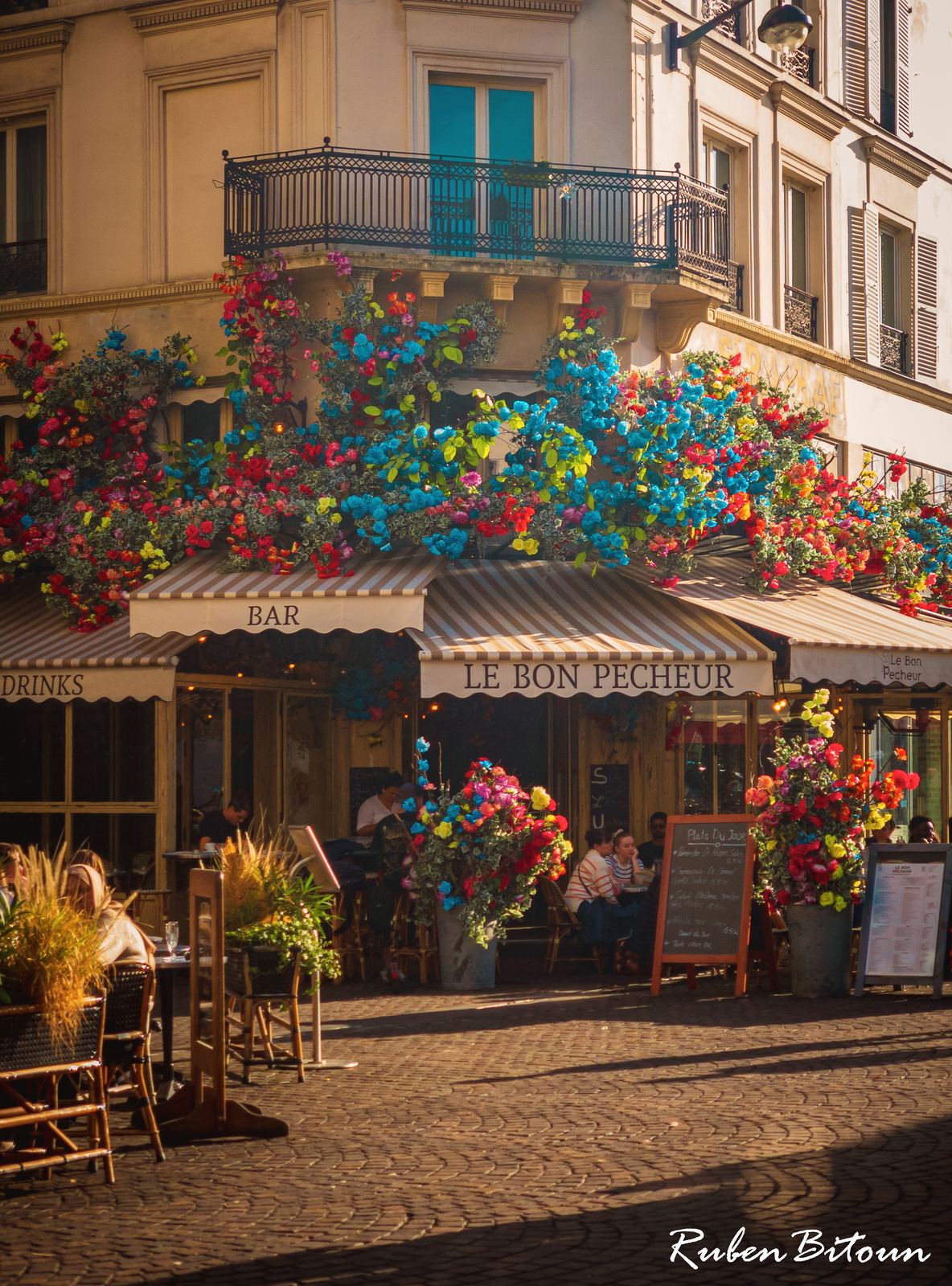 Terrasse de café fleurie à Paris