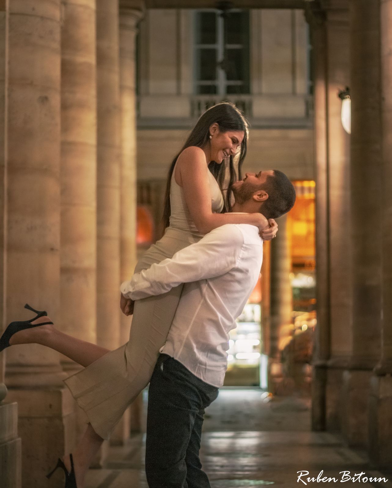 Couple au Palais-Royal, la nuit