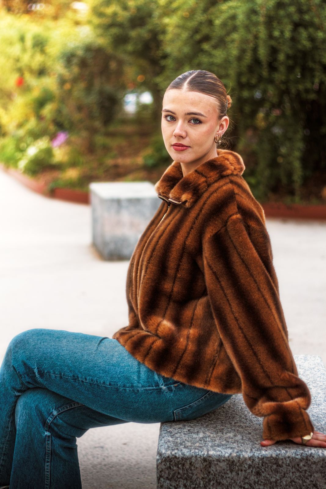 Portrait en extérieur, manteau fauve