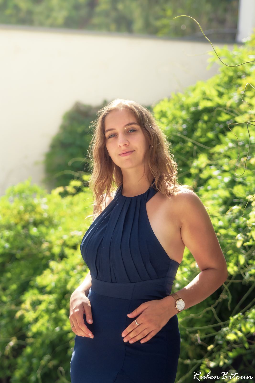 Portrait en robe bleue dans un jardin