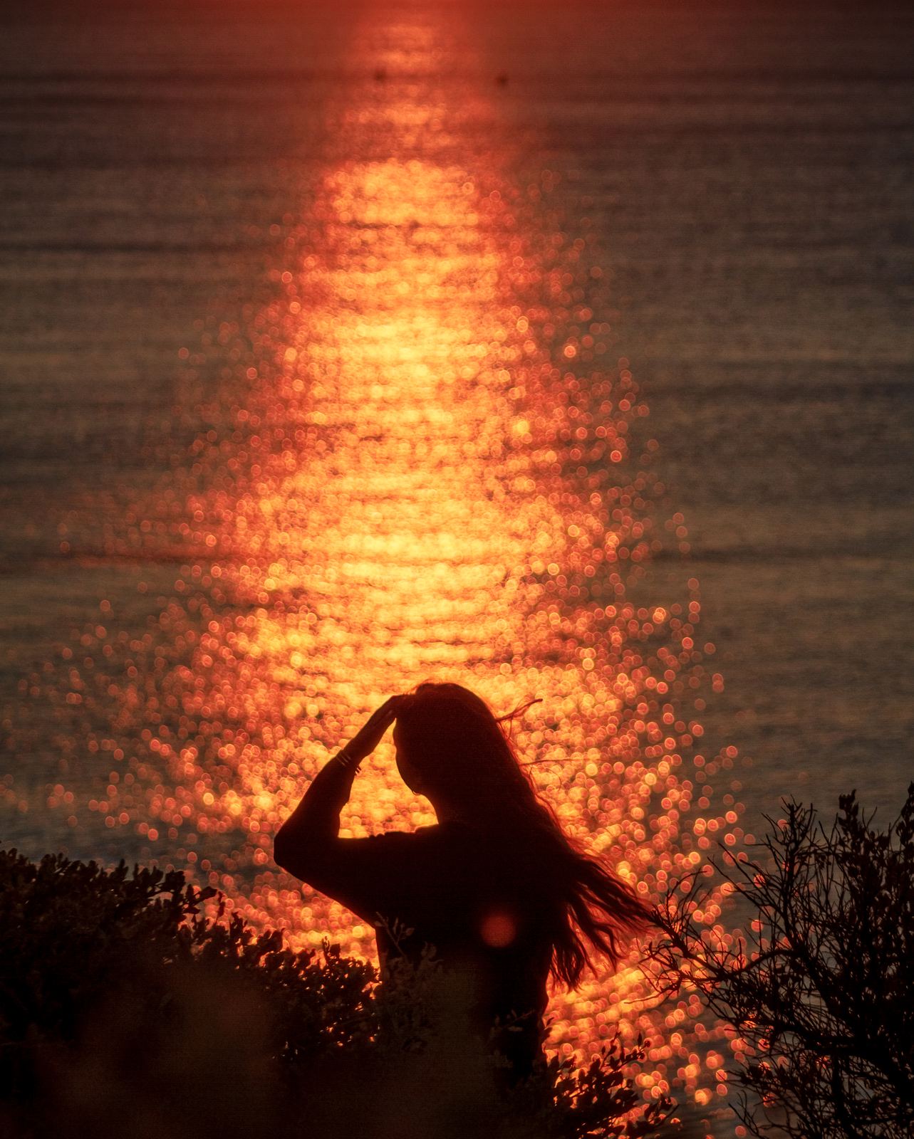 Silhouette devant un couchant sur la mer