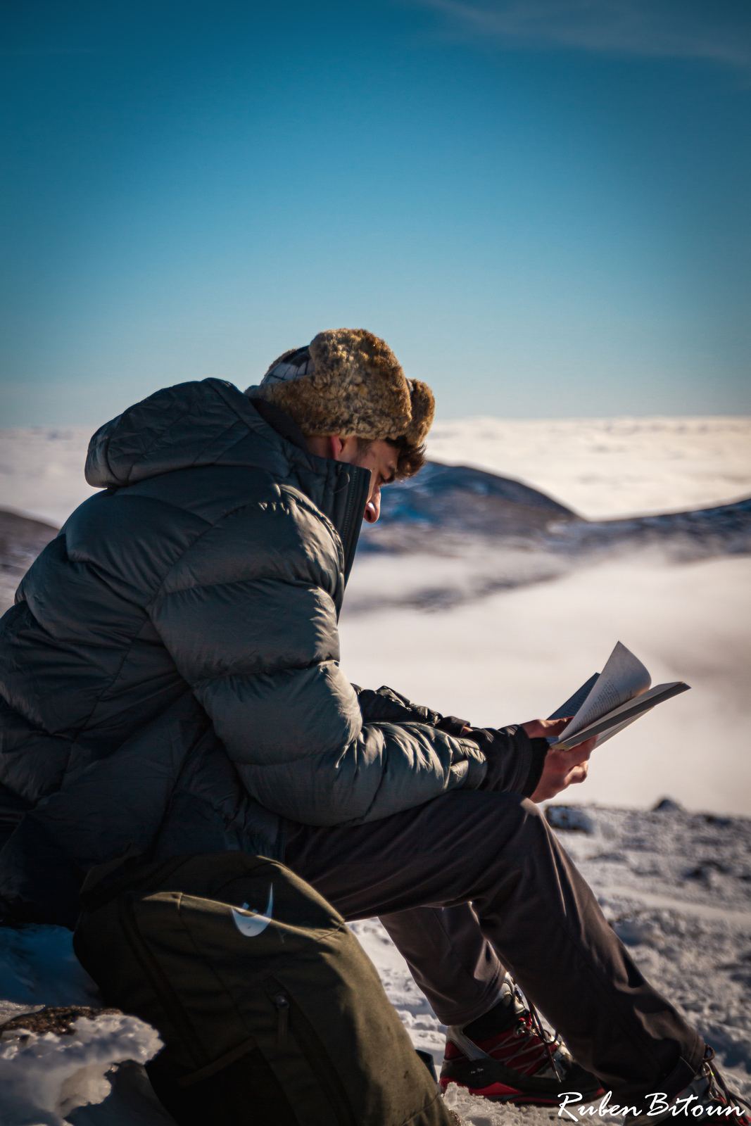 Lecture au-dessus des nuages