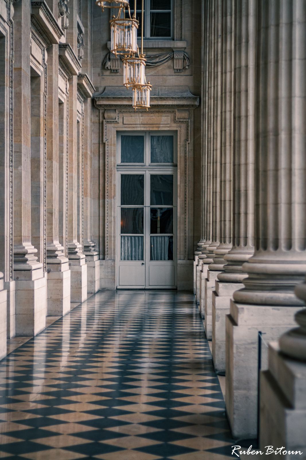 Galerie à colonnes au sol en damier