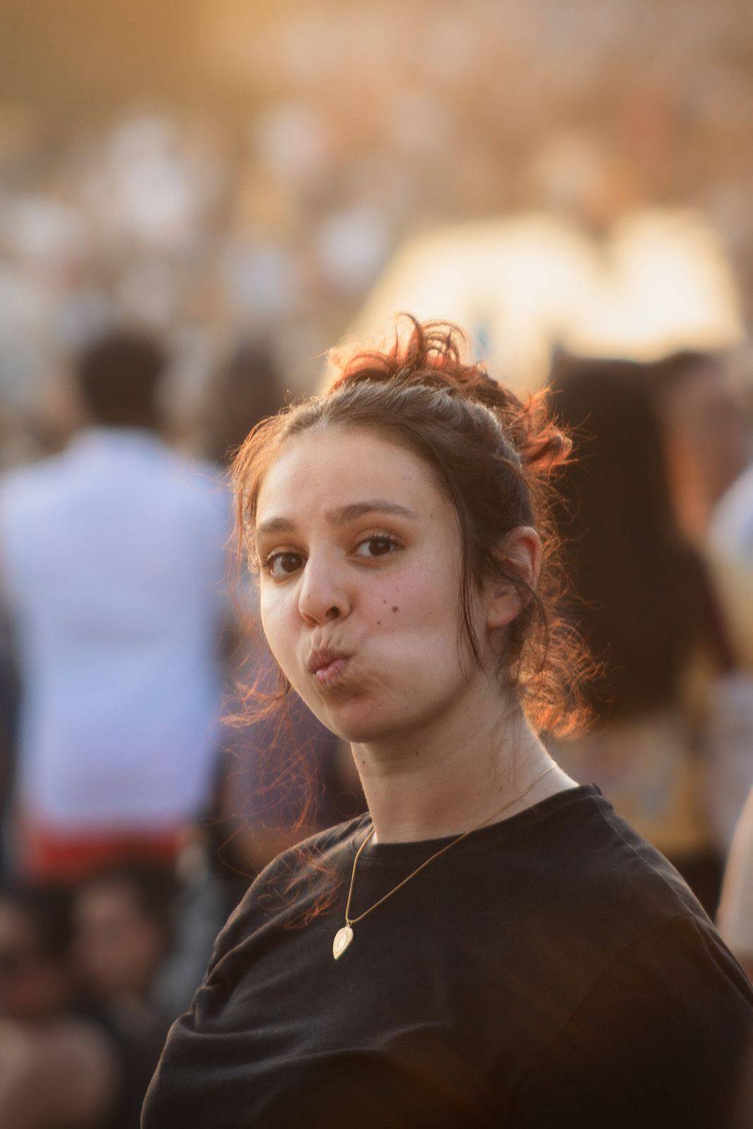 Portrait pris sur le vif dans une foule