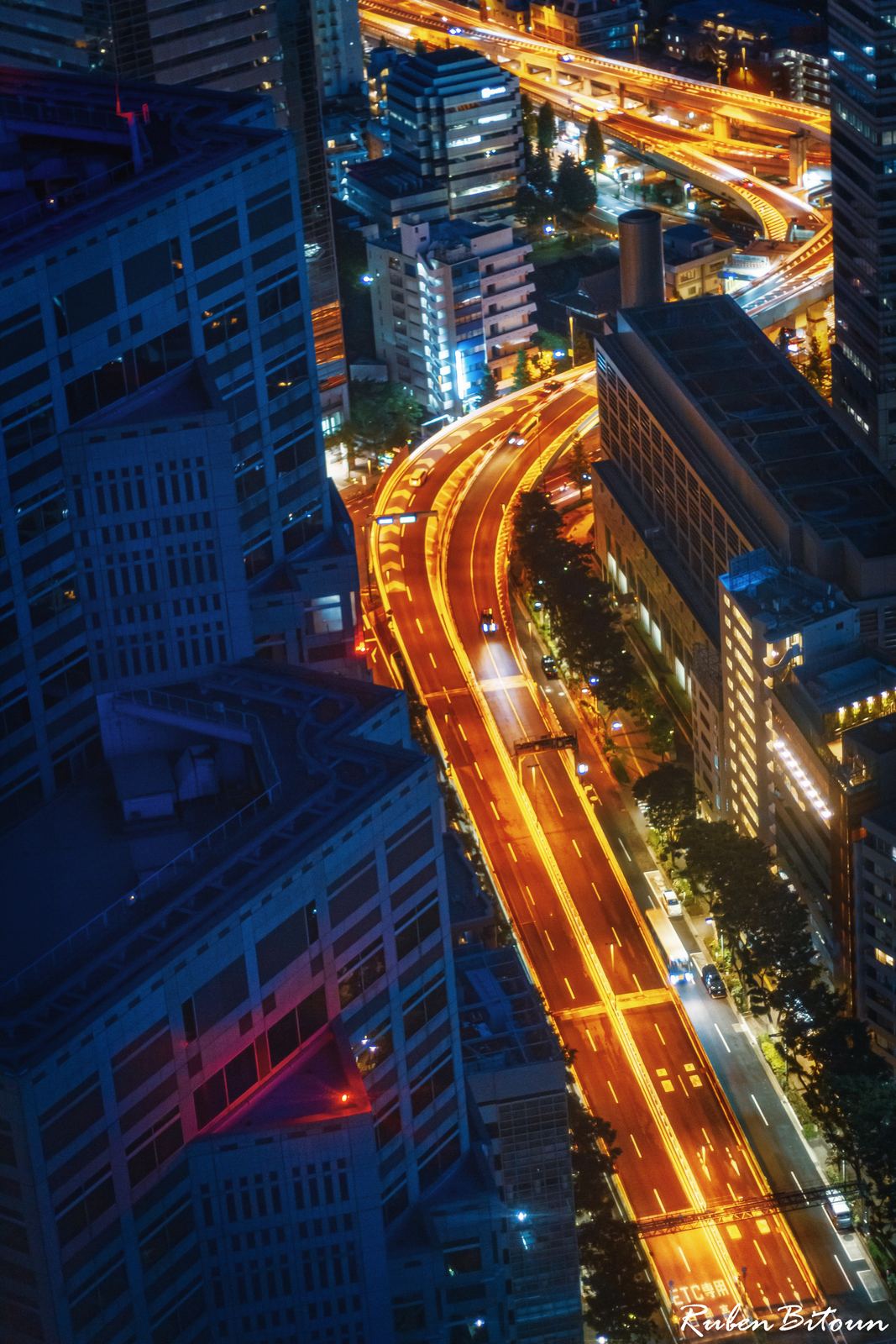 Scène urbaine de nuit